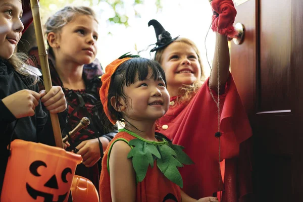 Küçük Çocuklar Hüner Tedavi Halloween — Stok fotoğraf