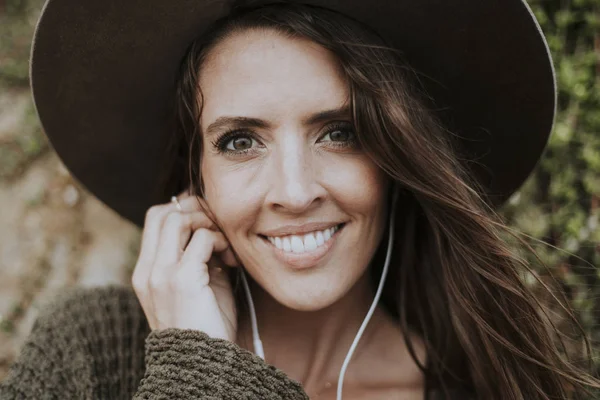 Mujer Morena Escuchando Música — Foto de Stock