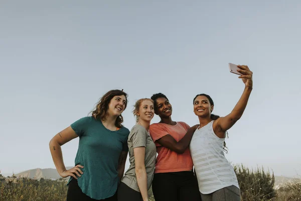 Groep Diverse Vrouwen Nemen Een Selfie — Stockfoto