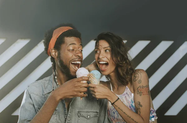 Cheerful Couple Enjoying Ice Cream — Stock Photo, Image