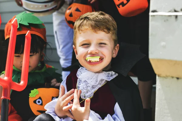 Los Niños Pequeños Engañan Tratan Halloween —  Fotos de Stock