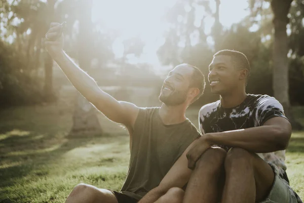 Couple Gay Prendre Selfie Dans Été — Photo