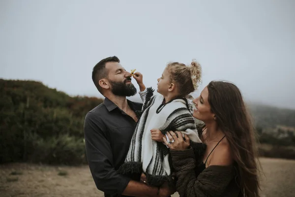 Een Familie Plezier Het Strand — Stockfoto