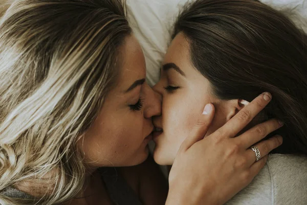 Coppia Lesbica Baciare Mattino — Foto Stock