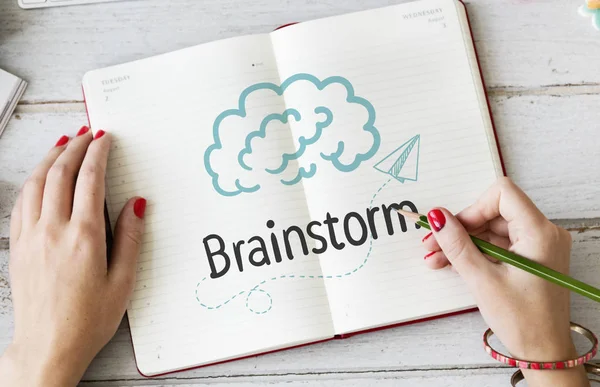 Mujer Escribiendo Brainstorm Cuaderno —  Fotos de Stock