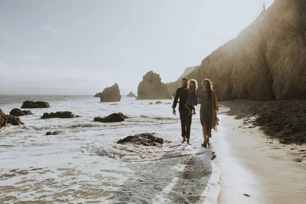 Bonne Famille Marchant Sur Plage — Photo