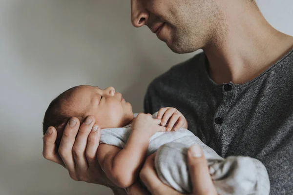 Ung Pappa Håller Sin Baby — Stockfoto