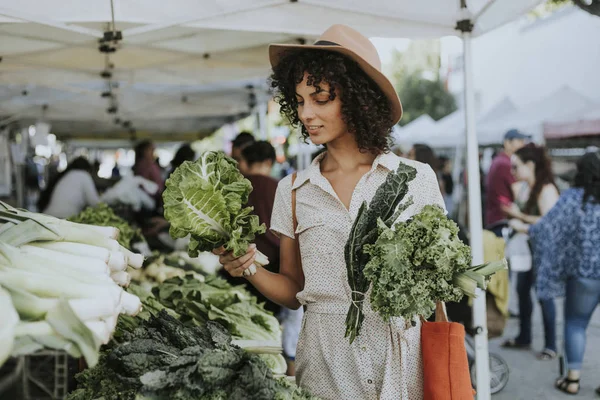 Beautiful Woman Buying Kale Farmers Market — Stock Photo, Image
