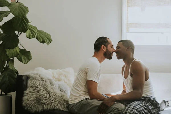 Casal Beijando Sofá — Fotografia de Stock