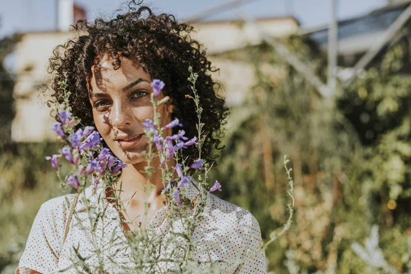 Mulher Comprando Flores Berçário — Fotografia de Stock