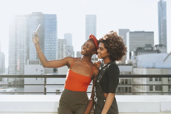 Girls Taking Selfie Rooftop — Stock Photo, Image