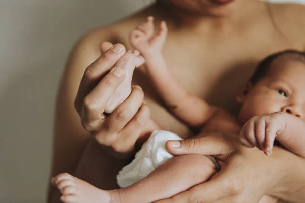 Mãe Nua Segurando Seu Bebê Infantil — Fotografia de Stock