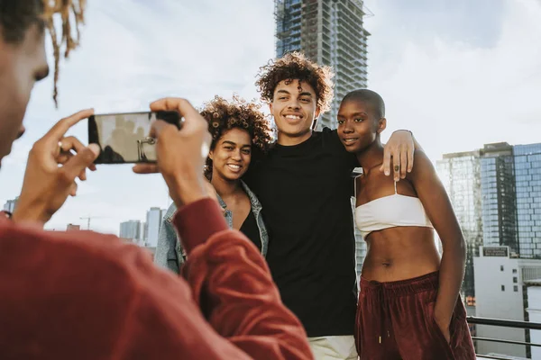 Ragazzo Scattare Una Foto Dei Suoi Amici Tetto — Foto Stock