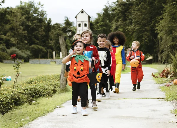 Молодые Дети Делают Сладости Время Хэллоуина — стоковое фото