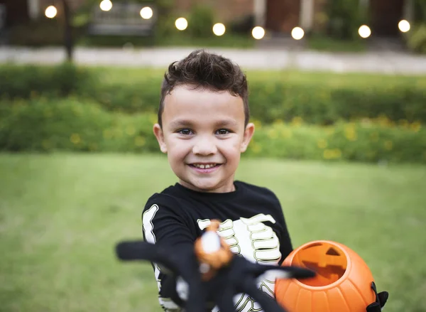 Fiatal Fiú Élvezi Halloween Fesztivált — Stock Fotó