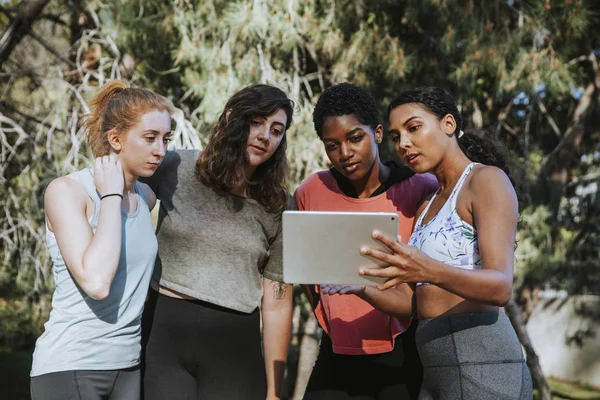 Grupo Mulheres Ativas Olhando Para Tablet Digital — Fotografia de Stock