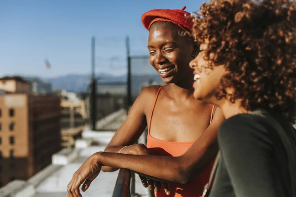 Girlfriends Hanging Out Rooftop — Stock Photo, Image