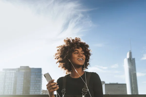 Ragazza Che Ascolta Musica Dal Suo Telefono — Foto Stock