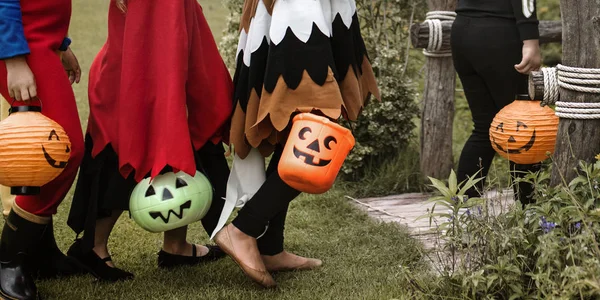 Fiatal Gyerekek Trükk Vagy Kezelésére Halloween Idején — Stock Fotó