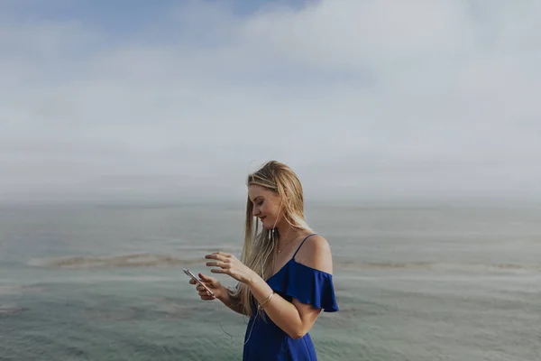 여자는 해변에서 음악을 — 스톡 사진