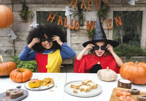 Crianças Fantasiadas Desfrutando Temporada Halloween — Fotografia de Stock