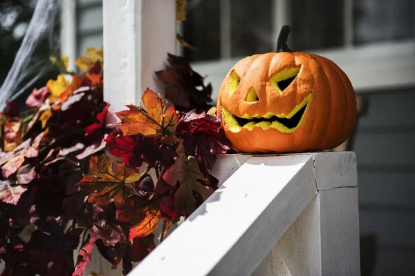 ハロウィンのカボチャや家の外の装飾 — ストック写真