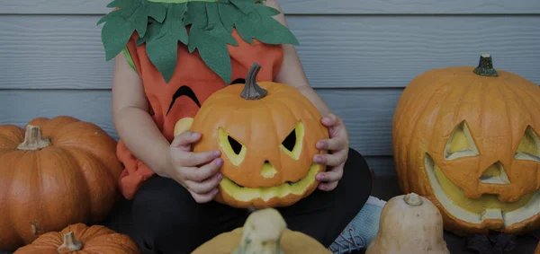 Criança Com Abóbora Halloween — Fotografia de Stock