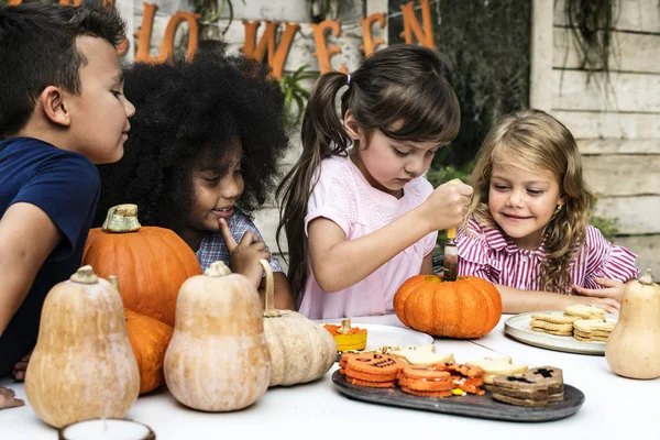 Malé Děti Carving Halloween Jack Lucerny — Stock fotografie