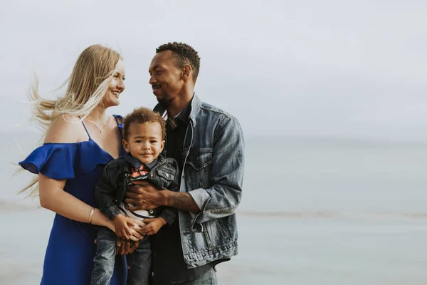 Familia Feliz Una Playa — Foto de Stock