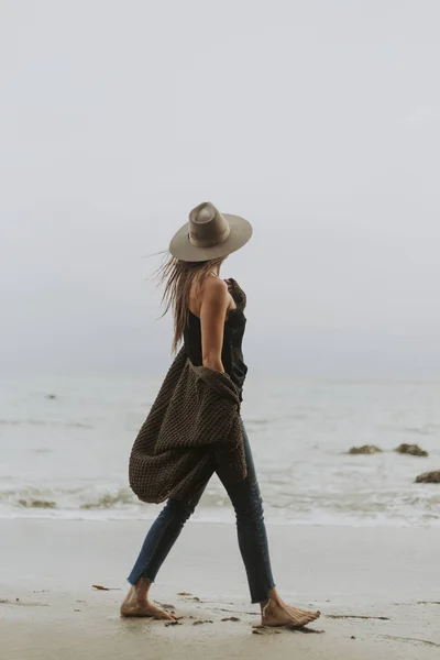 Femme Marchant Pieds Nus Plage — Photo