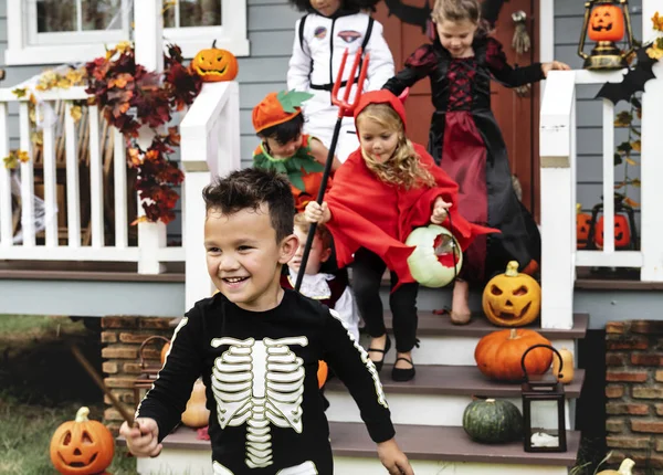 Unga Barn Knep Eller Behandlar Halloween — Stockfoto