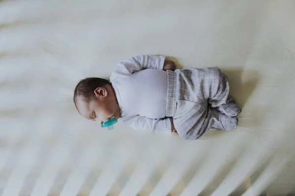 Γαλήνιο Μωρό Κοιμάται Κούνια — Φωτογραφία Αρχείου