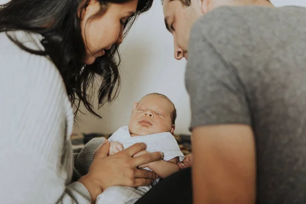 Närbild Ett Spädbarn Med Mamma Och Pappa — Stockfoto