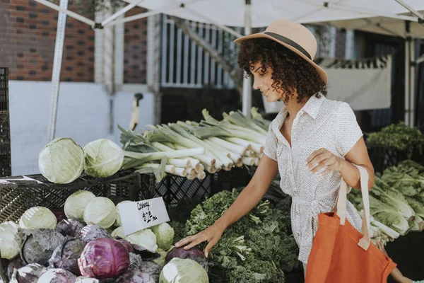 Красивая Женщина Покупает Овощи Фермерском Рынке — стоковое фото