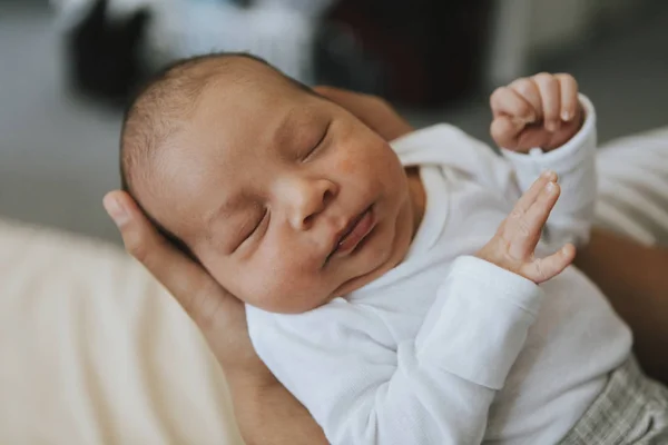 Close Van Een Vreedzame Baby Slaap Vallen — Stockfoto