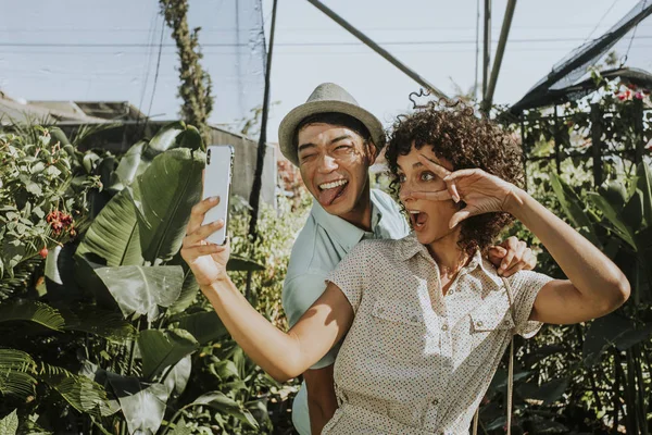 Amigos Tirando Uma Selfie Jardim — Fotografia de Stock