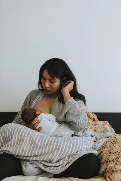 母の母乳育児赤ちゃん — ストック写真