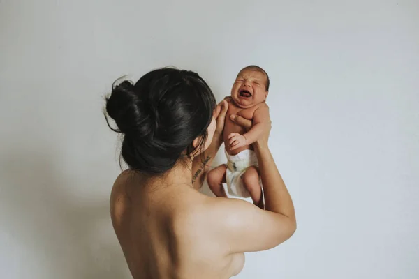 Mãe Nua Segurando Seu Bebê Infantil — Fotografia de Stock