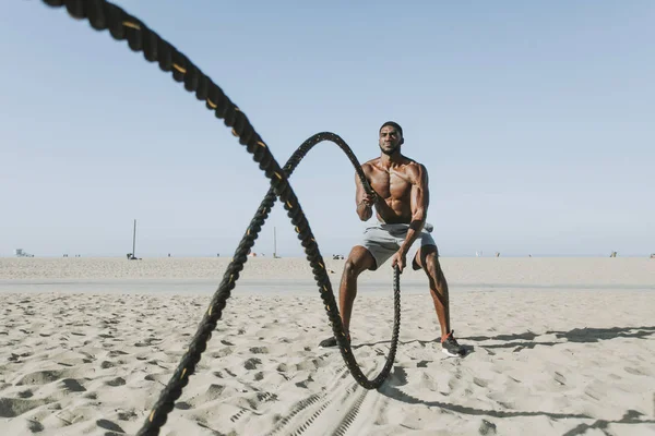 Fit Homem Trabalhando Com Cordas Batalha — Fotografia de Stock