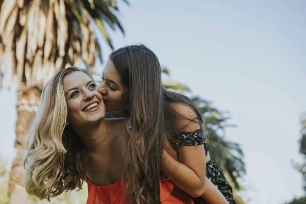 Schattig Paar Plezier Het Park — Stockfoto