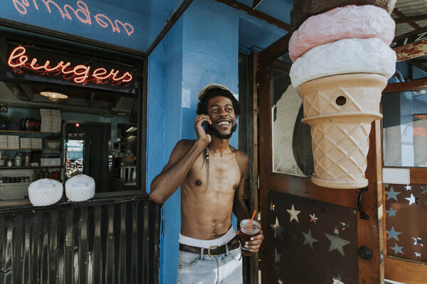 Shirtless Man Talking Phone — Stock Photo, Image