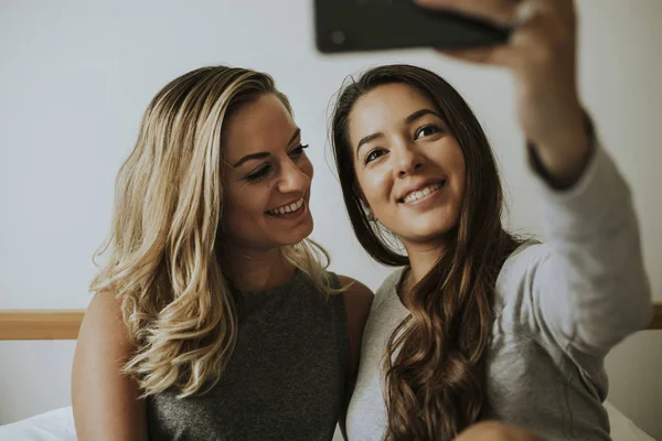 Lesbičky Pár Taking Selfie — Stock fotografie