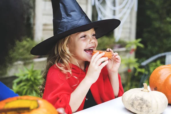 Küçük Kız Bir Cadı Gibi Giyinmiş — Stok fotoğraf