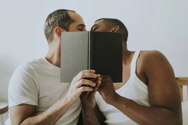 Gay Casal Abraço Cama — Fotografia de Stock