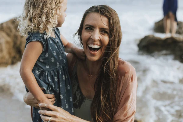 Mamma Med Unga Dotter Strand — Stockfoto