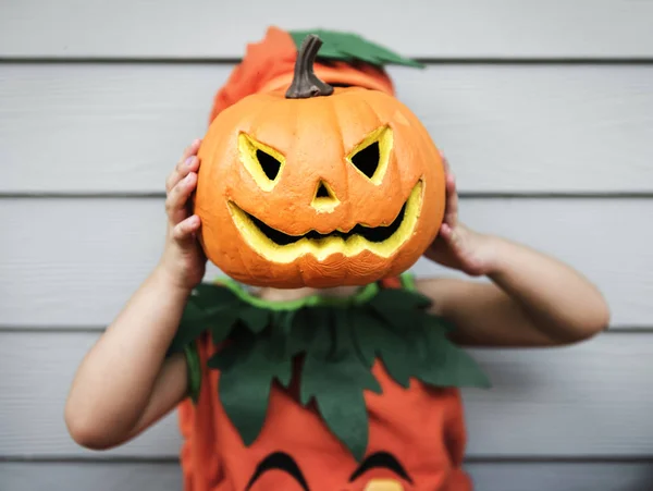 Criança Com Abóbora Halloween — Fotografia de Stock
