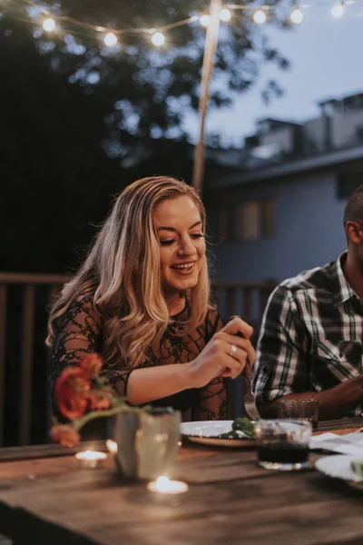 Blond Kvinna Bbq Fest — Stockfoto