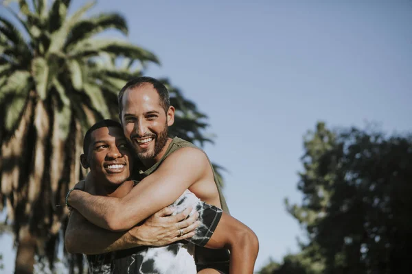 Gay Couple Câlin Dans Parc — Photo