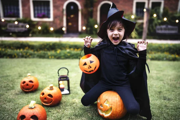 Junges Mädchen Genießt Das Halloween Fest — Stockfoto