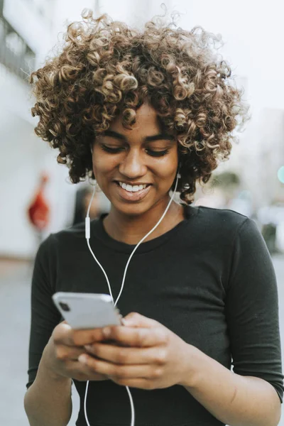 Menina Ouvindo Música Seu Telefone — Fotografia de Stock